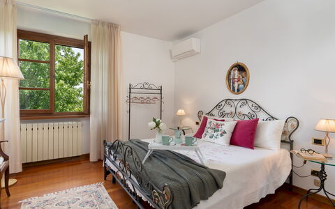 Villa Irene 6: Mueble, Cama, Diseño De Interiores, Habitación, Lecho, Sábana, Linos, Habitación, Piso, Suelo