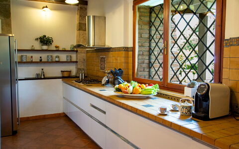 Podere Montioni 6+2: Cocina, Mostrador, Aparato De Cocina, Diseño De Interiores, Piso, Madera, Electrodoméstico, Gabinetes, Fregadero, Casa
