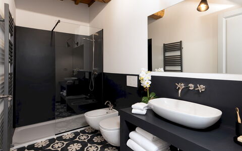 Villa Il Pozzo 14: Baño, Diseño De Interiores, Lavabo Del Baño, Arreglo De Tubería, Piso, Pared, Lavabo, Suelo, Espejo, Grifo