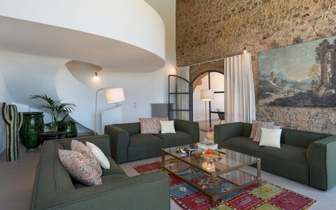 Villa Il Pozzo 14: Mueble, Diseño De Interiores, Pared, Sofá, Piso, Suelo, Sala, Techo, Habitación, Mesa