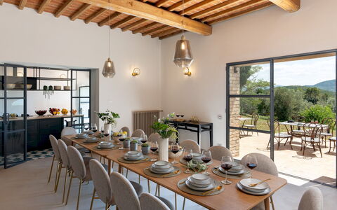 Villa Il Pozzo 14: Mueble, Mesa, Cocina Y Comedor Mesa, Silla, Diseño De Interiores, Vajilla, Comedor, Habitación, Planta De Casa, Mesa De Café