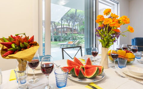 La Villa in Pineta 10: Mueble, Vajilla, Mesa, Fruta, Diseño De Interiores, Utensilios Para Servir, Silla, Vajilla, Comida, Desayuno