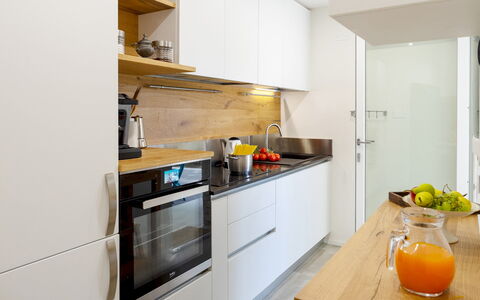 La Villa in Pineta 10: Mostrador, Cocina, Aparato De Cocina, Mueble, Diseño De Interiores, Gabinetes, Piso, Electrodoméstico, Madera, Electrodoméstico