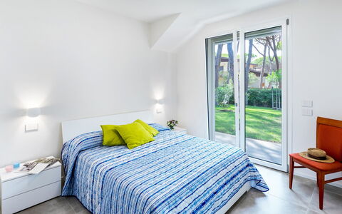 La Villa in Pineta 10: Diseño De Interiores, Piso, Mueble, Suelo, Casa, Techo, Cama, Habitación, Habitación, Departamento