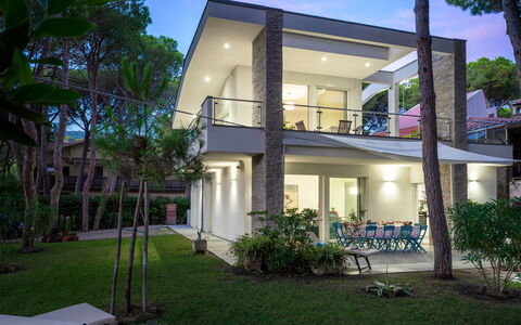 La Villa in Pineta 10: Sombra, Porche, Inmuebles, Recurso, Villa, Hacienda, Balcón, Eco Hotel, Estructura Al Aire Libre