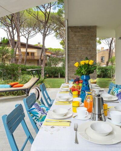 La Villa in Pineta 10: Mueble Para Exteriores, Mueble, Jardín, Silla, Sombra, Recurso, Eco Hotel, Césped, Yarda, Patio Interior