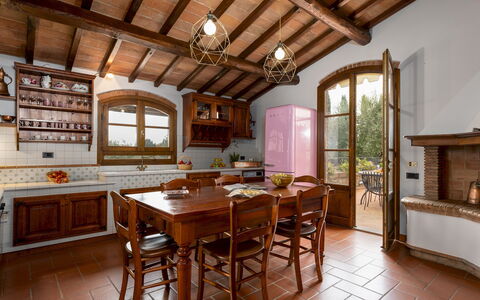 Villa Binetti 7: Mueble, Diseño De Interiores, Cocina, Piso, Madera, Casa, Suelo, Gabinetes, Casa, Cocina Y Comedor Mesa