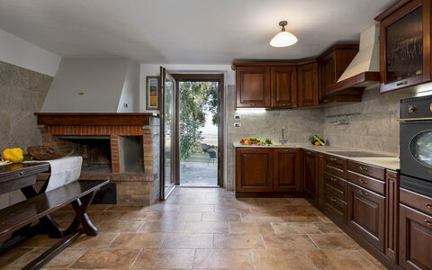 Villa Bel Panorama 8: Piso, Diseño De Interiores, Madera, Mueble, Suelo, Gabinetes, Techo, Encendiendo, Cocina, Habitación