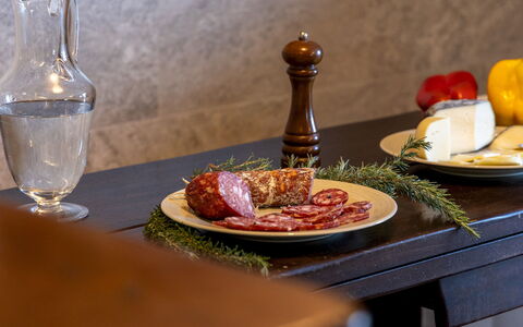Villa Bel Panorama 8: Comida, Vajilla, Ingrediente, Utensilios Para Servir, Mesa, Fruta, Produce, Stemware, Vajilla