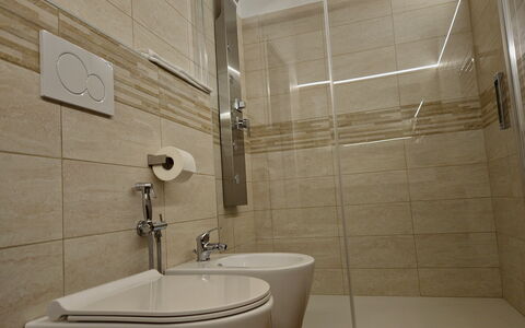 Villa Bel Panorama 8: Baño, Arreglo De Tubería, Piso, Pared, Lavabo, Lavabo Del Baño, Asiento Del Baño, Suelo, Baño, Diseño De Interiores
