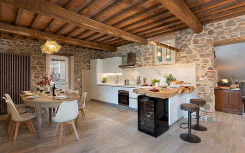 Villa Carlotta 8: Mueble, Diseño De Interiores, Piso, Techo, Suelo, Casa, Silla, Mesa, Habitación, Cocina
