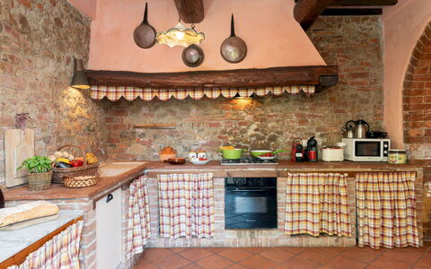 Villa Montefalconi 11: Cocina, Diseño De Interiores, Mueble, Mostrador, Piso, Habitación, Aparato De Cocina, Gabinetes, Ladrillo, Comida