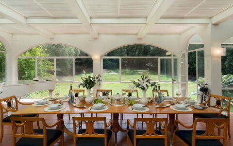 Villa Manganelli 12: Mueble, Diseño De Interiores, Silla, Mesa, Comedor, Techo, Cocina Y Comedor Mesa, Piso, Encendiendo, Suelo