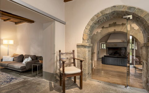 Villa la Rassinata 8: Mueble, Pared, Piso, Diseño De Interiores, Suelo, Encendiendo, Techo, Habitación, Sala, Silla
