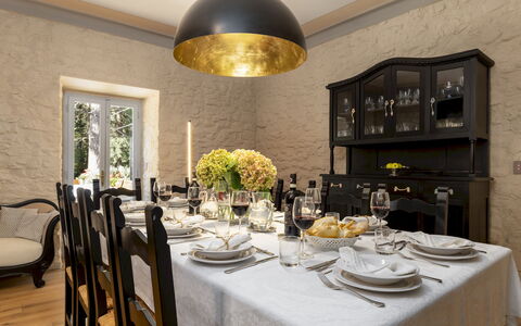 Villa la Rassinata 8: Mueble, Diseño De Interiores, Pared, Mesa, Comedor, Silla, Cocina Y Comedor Mesa, Madera, Lámpara, Piso