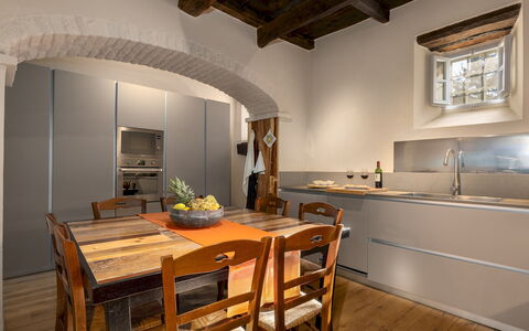 Villa la Rassinata 8: Mueble, Diseño De Interiores, Cocina, Piso, Mostrador, Madera, Gabinetes, Aparato De Cocina, Techo, Casa