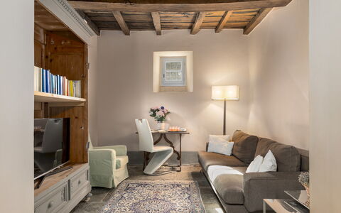 Villa la Rassinata 8: Mueble, Diseño De Interiores, Pared, Piso, Madera, Habitación, Sofá, Suelo, Sala, Techo