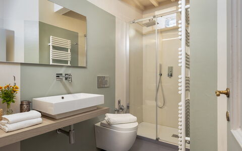 Villa la Rassinata 8: Baño, Diseño De Interiores, Arreglo De Tubería, Piso, Suelo, Lavabo Del Baño, Lavabo, Baño, Grifo, Techo