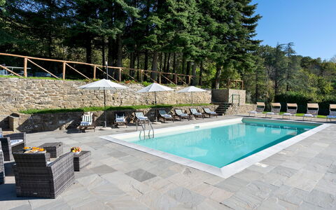 Villa la Rassinata 8: Piscina, Mueble Para Exteriores, Losa, Recurso, Material Compuesto, Eco Hotel, Silla, Sombra, Sunlounger, Paraguas