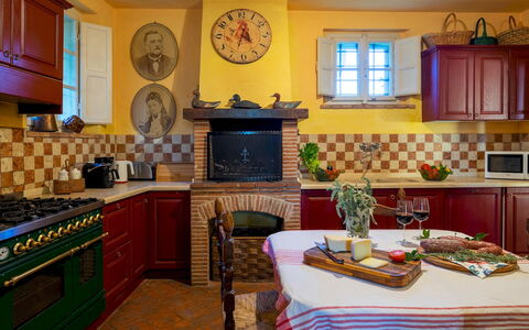 La Mandolata 12: Mueble, Cocina, Diseño De Interiores, Piso, Aparato De Cocina, Electrodoméstico, Estufa De Cocina, Habitación, Encendiendo, Mostrador