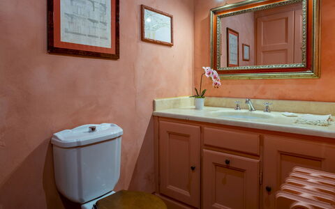 La Mandolata 12: Arreglo De Tubería, Lavabo Del Baño, Lavabo, Baño, Diseño De Interiores, Grifo, Mueble De Baño, Plomería, Piso, Suelo