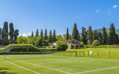 La Mandolata 12: Árbol, Hierba, Pista De Tenis, Tenis, Deporte De Raqueta, El Terreno Del Lote, Césped