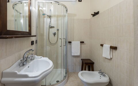 Villa le Tornaie 14: Diseño De Interiores, Piso, Mueble, Suelo, Arreglo De Tubería, Habitación, Baño, Encendiendo, Lavabo, Plomería