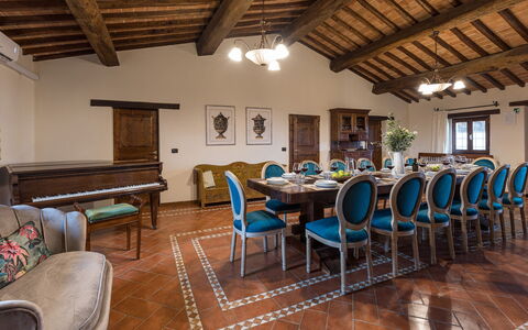 Villa le Tornaie 14: Mueble, Diseño De Interiores, Piso, Mesa, Madera, Techo, Suelo, Silla, Habitación, Comedor