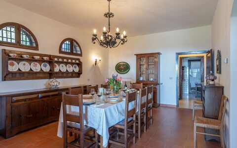 Villa ai Venti 8: Mueble, Diseño De Interiores, Mesa, Madera, Piso, Cocina Y Comedor Mesa, Techo, Comedor, Silla, Lámpara