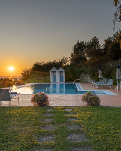 Villa ai Venti 8: Piscina, Recurso, Silla, Eco Hotel, Sombra, Mueble Para Exteriores, Paisajismo, Hotel, Planta De Casa, Losa