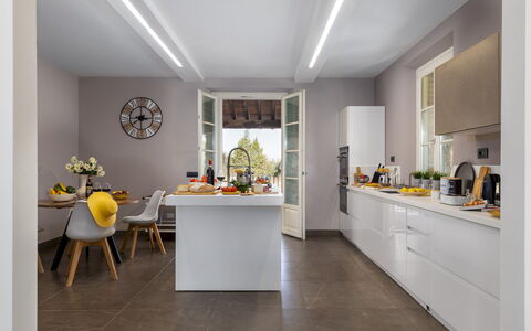 Villa Dada 10: Mueble, Diseño De Interiores, Cocina, Mostrador, Piso, Techo, Lámpara, Aparato De Cocina, Gabinetes, Casa