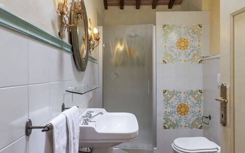 Villa Iside 8: Baño, Arreglo De Tubería, Diseño De Interiores, Piso, Grifo, Lavabo Del Baño, Plomería, Loseta, Lavabo, Porcelana