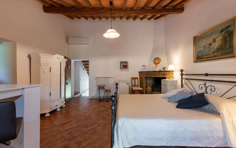 Il Pratone 12: Mueble, Pared, Piso, Diseño De Interiores, Suelo, Techo, Habitación, Habitación, Cama, Casa