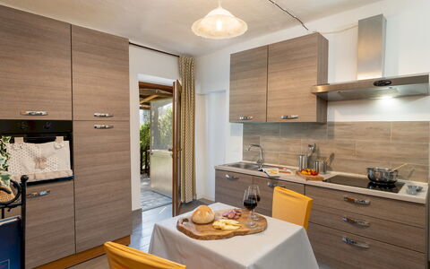 Il Pratone 12: Cocina, Mostrador, Madera, Aparato De Cocina, Diseño De Interiores, Electrodoméstico, Gabinetes, Piso, Mueble, Fregadero