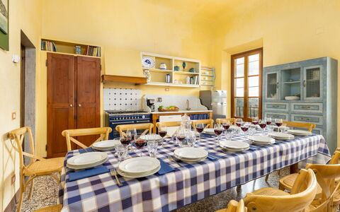 Villa Treggiaia 12+2: Mueble, Diseño De Interiores, Piso, Mesa, Cocina Y Comedor Mesa, Silla, Suelo, Comedor, Habitación, Techo