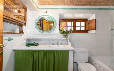 Villa Treggiaia 12+2: Diseño De Interiores, Arreglo De Tubería, Lavabo, Mueble De Baño, Baño, Lavabo Del Baño, Piso, Grifo, Techo, Suelo