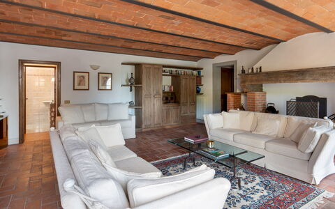 Casa Paggetti 8: Mueble, Diseño De Interiores, Piso, Suelo, Sofá, Pared, Madera, Techo, Habitación, Sala