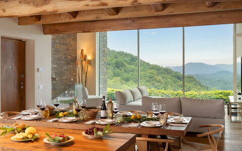 Villa Krisztina 10: Mueble, Diseño De Interiores, Mesa, Silla, Piso, Madera, Cocina Y Comedor Mesa, Comedor, Suelo, Techo