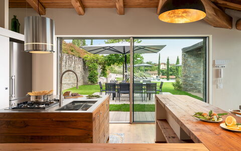 Villa Krisztina 10: Mueble, Cocina, Diseño De Interiores, Mostrador, Piso, Madera, Cocina Y Comedor Mesa, Techo, Suelo, Silla