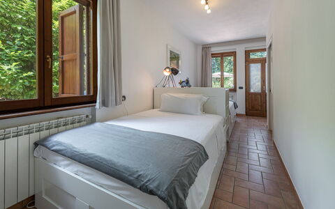 Villa Pianello 10: Cama, Habitación, Diseño De Interiores, Madera, Sábana, Lecho, Mueble, Techo, Suelo, Casa
