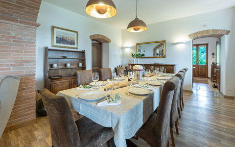 Villa Pianello 10: Mueble, Diseño De Interiores, Mesa, Silla, Piso, Madera, Techo, Comedor, Cocina Y Comedor Mesa, Habitación
