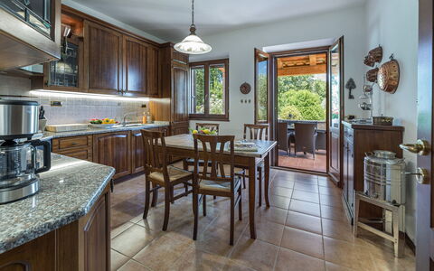 Villa Pianello 10: Diseño De Interiores, Mueble, Techo, Cocina Y Comedor Mesa, Piso, Cocina, Comedor, Mostrador, Mesa, Habitación