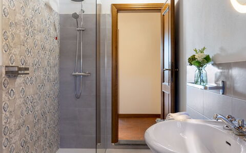 Tenuta Francigena 8: Baño, Arreglo De Tubería, Lavabo Del Baño, Piso, Suelo, Diseño De Interiores, Lavabo, Grifo, Espejo, Plomería