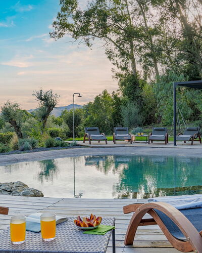 La Leopoldina 6: Piscina, Mueble Para Exteriores, Recurso, Jardín, Paisajismo, Reflexión, Silla, Fuente De Agua, Estanque, Sunlounger