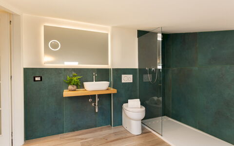 La Villanella 6: Pared, Arreglo De Tubería, Piso, Diseño De Interiores, Baño, Suelo, Plomería, Grifo, Lavabo Del Baño, Espejo
