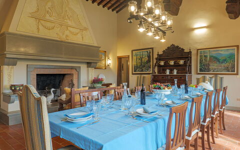 Il Cerreto 11: Mueble, Mesa, Casa, Silla, Comedor, Cocina Y Comedor Mesa, Planta De Casa, Barware, Restaurante, Villa