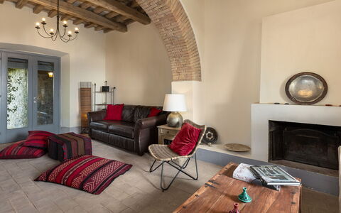 Villa dei Rosmarini 8: Mueble, Diseño De Interiores, Pared, Piso, Sofá, Suelo, Sala, Habitación, Madera, Techo
