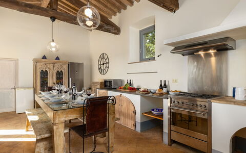Villa dei Rosmarini 8: Cocina, Diseño De Interiores, Mueble, Piso, Mostrador, Madera, Aparato De Cocina, Techo, Gabinetes, Suelo
