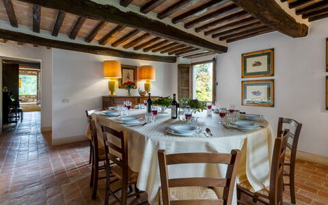 Castellare in Poggio 10: Mueble, Mesa, Comedor, Diseño De Interiores, Casa, Cocina Y Comedor Mesa, Silla, Planta De Casa, Maceta, Manteles