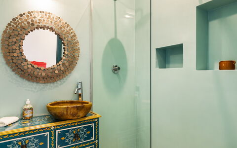 Casale Rondinella 6+2: Azul, Diseño De Interiores, Pared, Arreglo De Tubería, Baño, Grifo, Mueble De Baño, Plomería, Piso, Lavabo